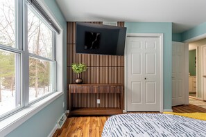 4 bedrooms, desk, iron/ironing board, free WiFi - Luxury Pocono Retreat• 3 King Beds•Hot Tub, Game Room, Fireplace & Firepit (East Stroudsburg)