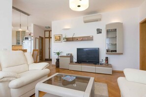 TV - Holiday apartment with balcony (Biograd na Moru)