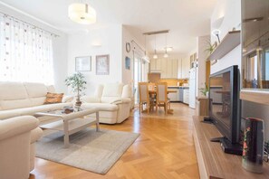 TV - Holiday apartment with balcony (Biograd na Moru)
