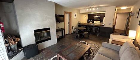 Televisión, chimenea y oficina