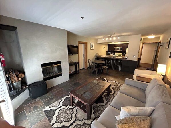 Televisión, chimenea y oficina 