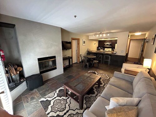 The Meadows-  Modern 1BedroomDeck and Fireplace