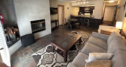 The Meadows- Modern 1BedroomDeck and Fireplace