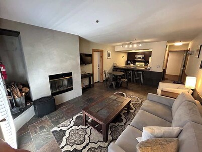 The Meadows- Modern 1BedroomDeck and Fireplace