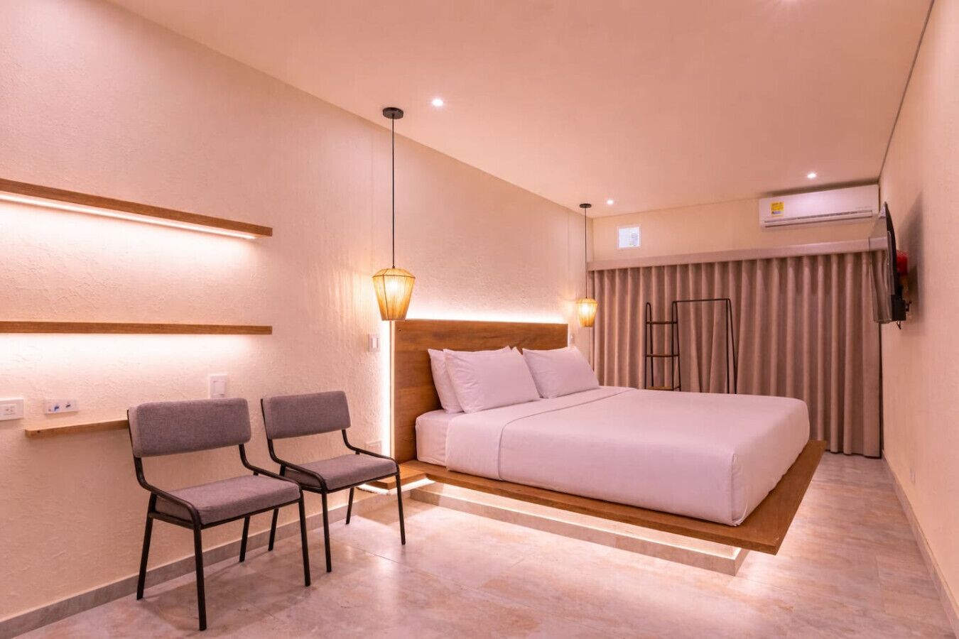 Escritorio, cuna de viaje, wifi y ropa de cama 
