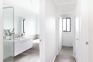 Een douche, een haardroger, handdoeken, zeep