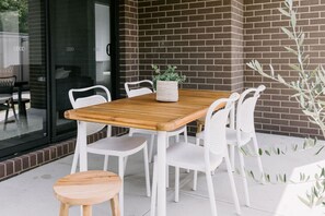 Outdoor dining - King Bed, 3 Beds, 2 bath + Sleeps 6 (Sale)