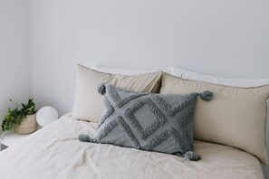 Iron/ironing board, travel crib, WiFi, bed sheets