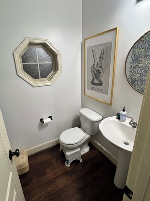 Baignoire à jets, sèche-cheveux, bidet, serviettes fournies