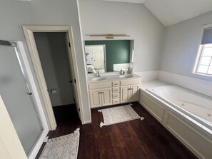 Baignoire à jets, sèche-cheveux, bidet, serviettes fournies