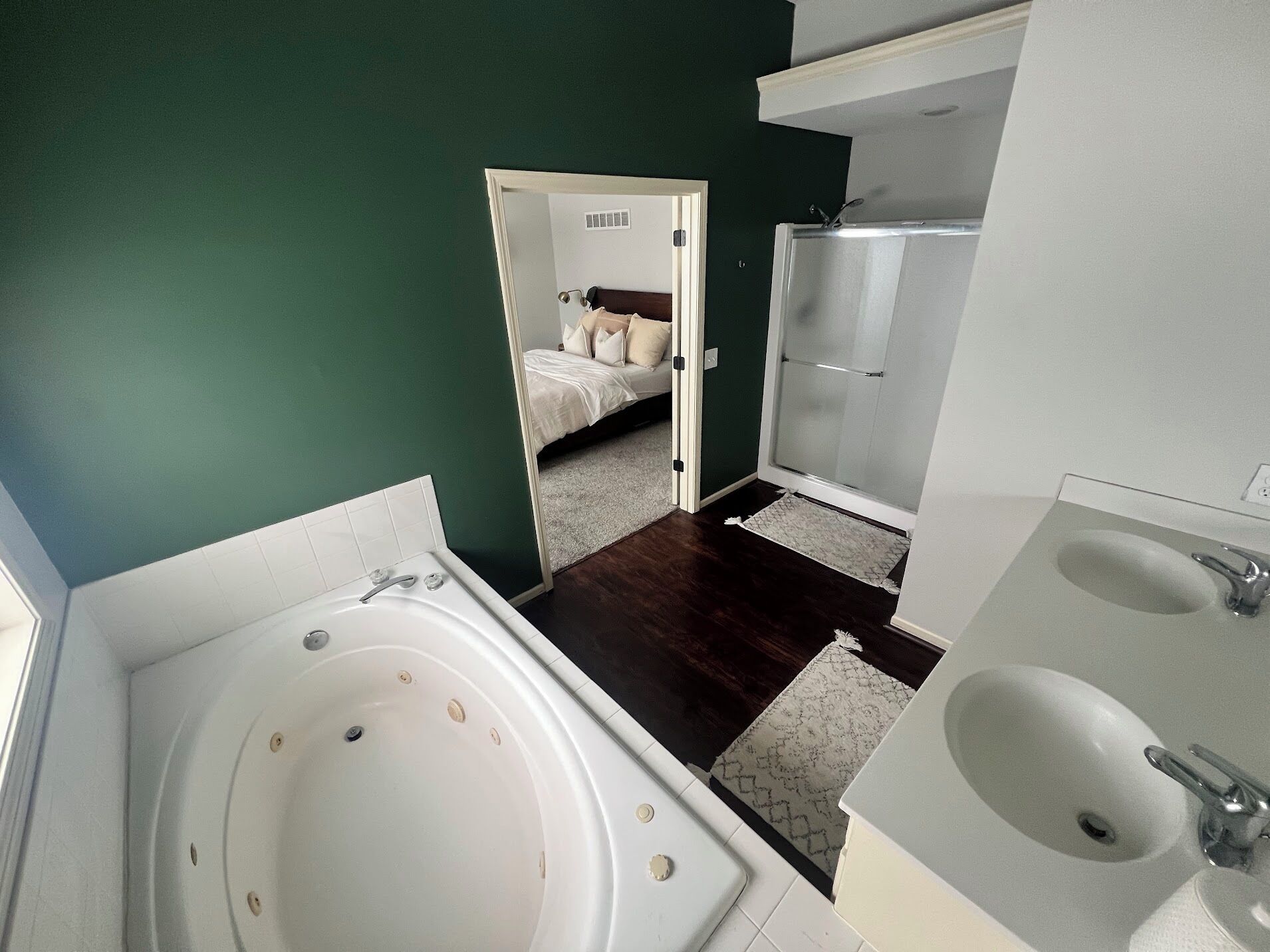 Vasca idromassaggio, asciugacapelli, bidet, asciugamani