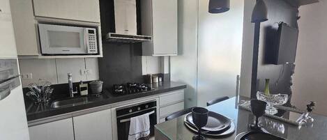 Réfrigérateur, micro-ondes, four, plaque de cuisson