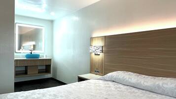 Comfort Room, 1 King Bed, Private Bathroom | Laptop workspace, free WiFi