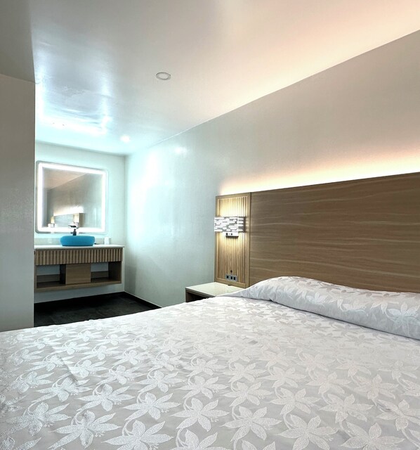 Comfort Room, 1 King Bed, Private Bathroom