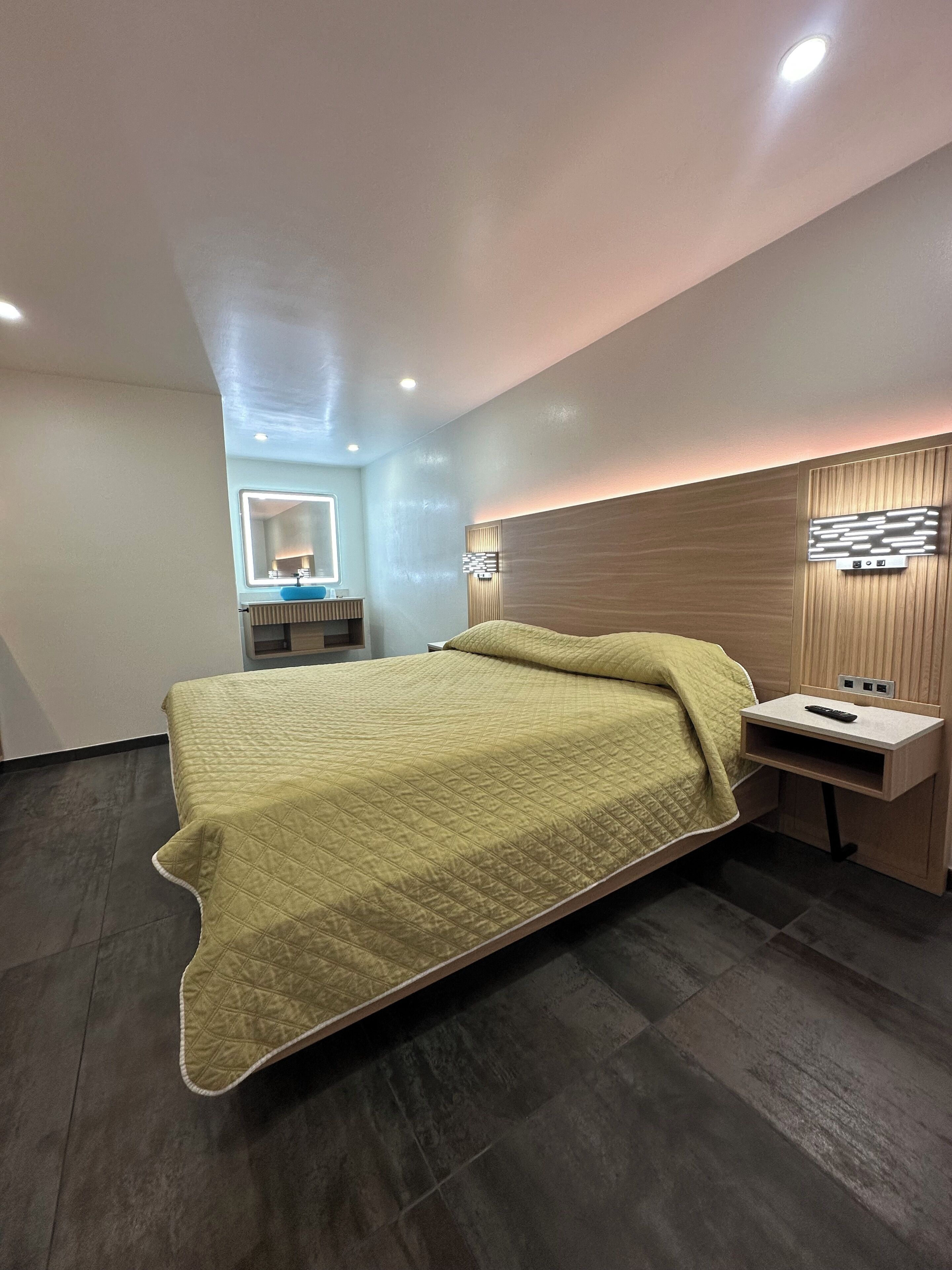 Comfort Room, 1 King Bed, Private Bathroom | Laptop workspace, free WiFi