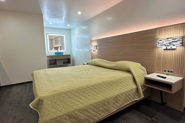 Comfort Room, 1 King Bed, Private Bathroom | Laptop workspace, soundproofing, WiFi (free)