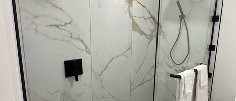 Comfort Room, 1 King Bed, Private Bathroom | Bathroom