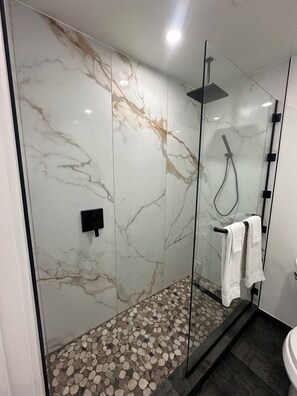 ห้องคอมฟอร์ท, เตียงคิงไซส์ 1 เตียง, ห้องน้ำส่วนตัว | ห้องน้ำ | ฝักบัว, ผ้าเช็ดตัว, สบู่, ยาสระผม