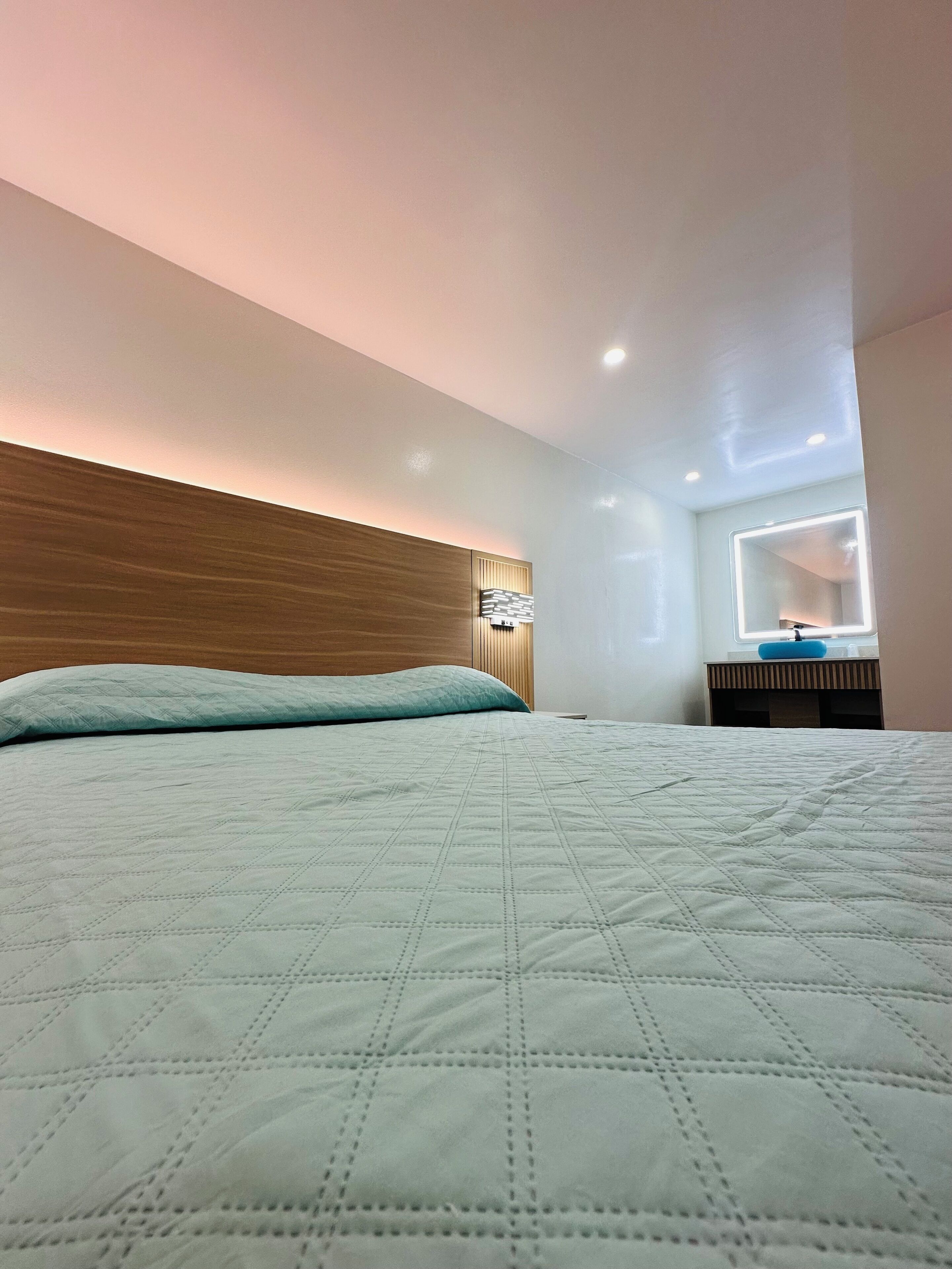 Comfort-Zimmer, 1 King-Bett, eigenes Bad | Badezimmer | Dusche, Handtücher, Seife, Shampoo