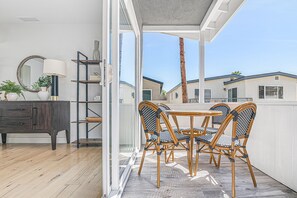 Outdoor dining - 3BR Coastal Home Only 1/2 Block to Beach w/ Oceanview Deck & AC (Newport Beach)