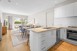 Fridge, microwave, oven, dishwasher - Ruby Escape - Yarra Valley Family Getaway (Healesville)