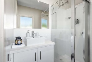 Shower, hair dryer, towels, soap - Ruby Escape - Yarra Valley Family Getaway (Healesville)