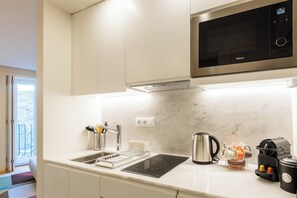 ثلاجة، ميكروويف، موقد طهي مسطح، ماكينة لصنع القهوة/الشاي