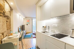 ثلاجة، ميكروويف، موقد طهي مسطح، ماكينة لصنع القهوة/الشاي