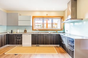 Wasserkocher mit Kaffee-/Teezubehör, Kühlschrank, Mikrowelle, Ofen