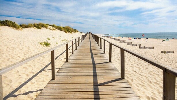 A wooden boardwalk leading to a beach with a clear sky. - Furadouro Holiday Villa | Pool, Tennis & Garden (Ovar)