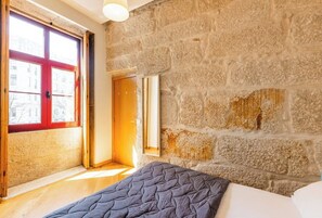 1 quarto, escrivaninha, ferros/tábuas de passar roupa, acesso à internet