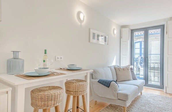 TV - Downtown Porto Flat, Walk to City Center (Porto)