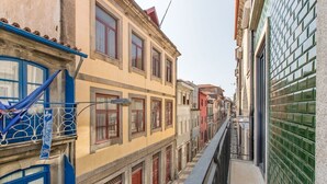 Eine enge Straße mit Häusern, die Balkone und eine Mischung aus Baustilen zeigen.