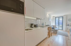 Coffee/tea maker, fridge, microwave, toaster - Downtown Porto Flat, Walk to City Center (Porto)