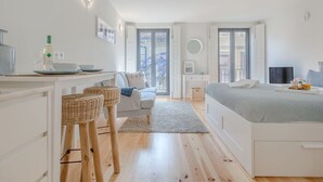 Ein modernes Schlafzimmer mit Bett, Nachttisch und Schreibtisch mit Stuhl.