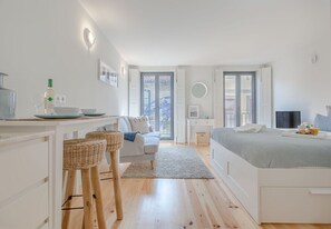Iron/ironing board, Internet - Downtown Porto Flat, Walk to City Center (Porto)