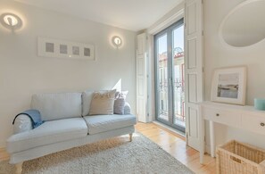 TV - Downtown Porto Flat, Walk to City Center (Porto)