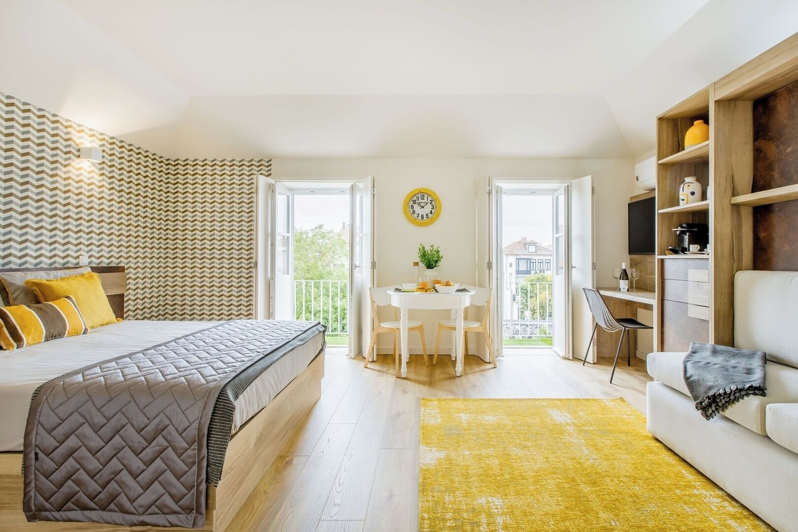 Iron/ironing board, travel crib, WiFi, bed sheets