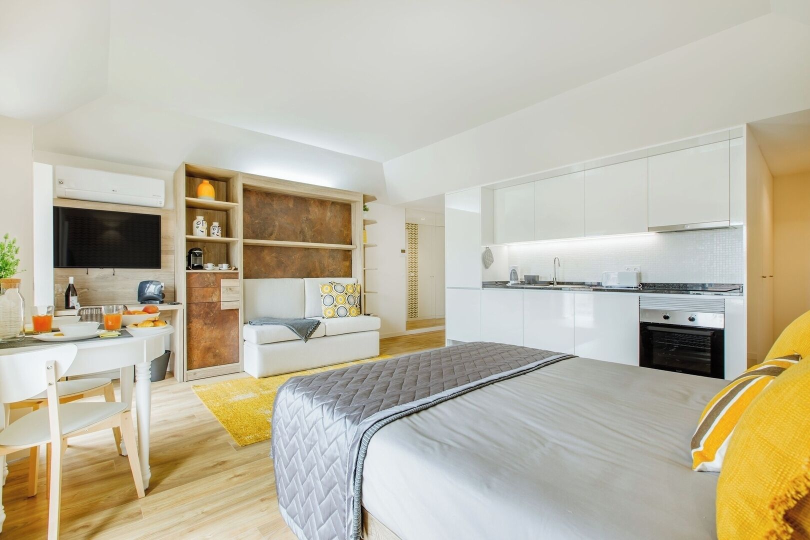 مكواة/لوح كي وسرير سفر وواي فاي وملاءات أسرّة