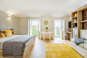 Ein modernes Schlafzimmer mit Bett, Nachttisch und Blick ins Freie.