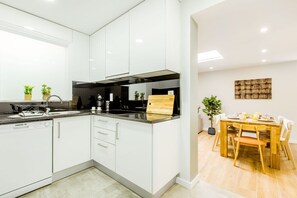 Coffee/tea maker, fridge, microwave, oven - Espinho Beach 4 Stays with Terrace (Espinho)