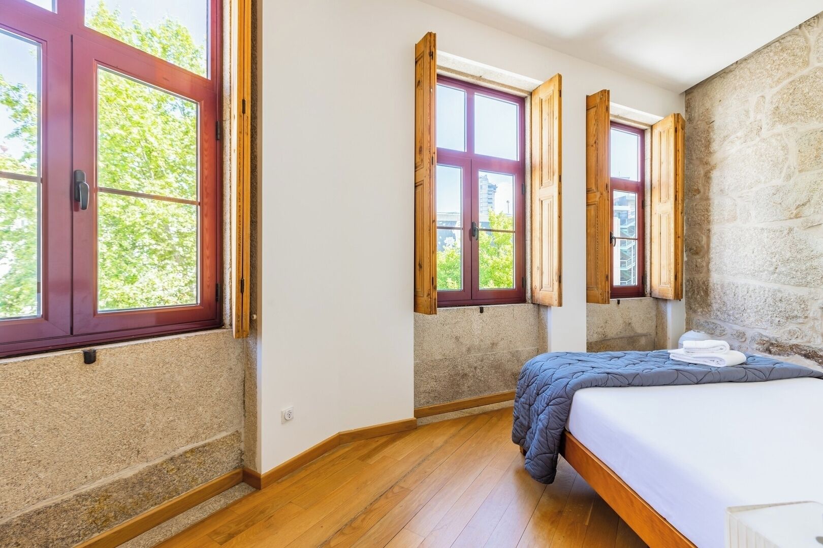 Iron/ironing board, travel crib, WiFi, bed sheets