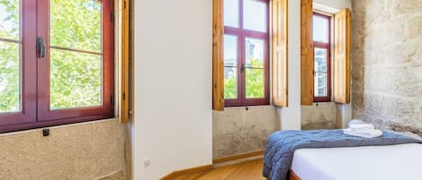 熨斗/熨衣板、旅行婴儿床、WiFi、床单