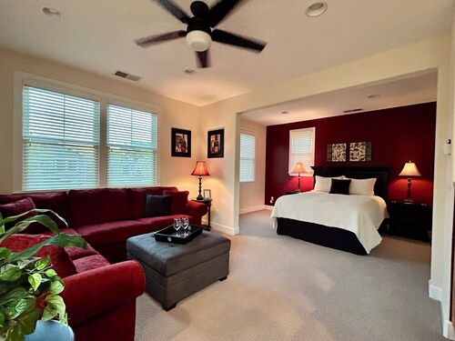 Cozy 1-bedroom studio above detached garage in serene Yountville