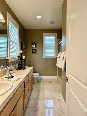 Dusch, handdukar, tvål och toalettpapper