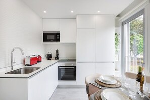 Wasserkocher mit Kaffee-/Teezubehör, Kühlschrank, Mikrowelle, Ofen