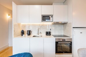 冰箱、微波炉、烤箱、炉灶