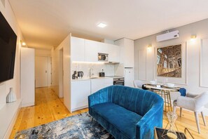 A modern apartment with a kitchen, dining area, and living room. - Santa Catarina Prime Studios I (Porto)