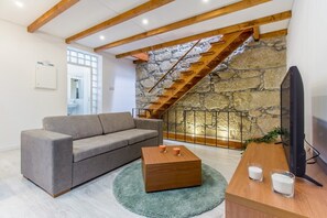 TV, books - Gaia Stone House (Vila Nova de Gaia)