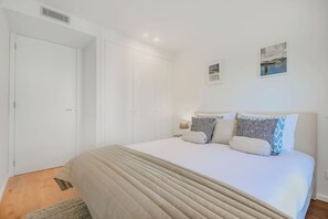 Fer et planche à repasser, lit parapluie, Wi-Fi, draps fournis